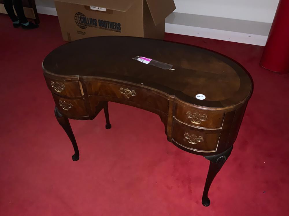 Kidney shaped vanity (1 of 1)