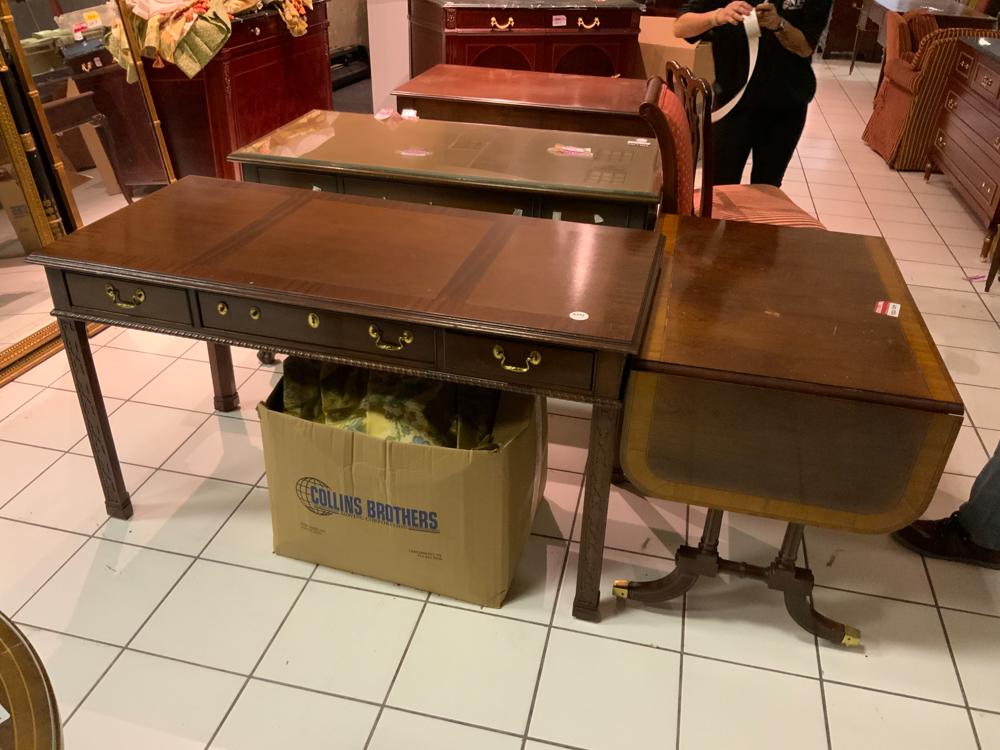 Lot of 3 assorted table desks and a Pembroke table (1 of 1)