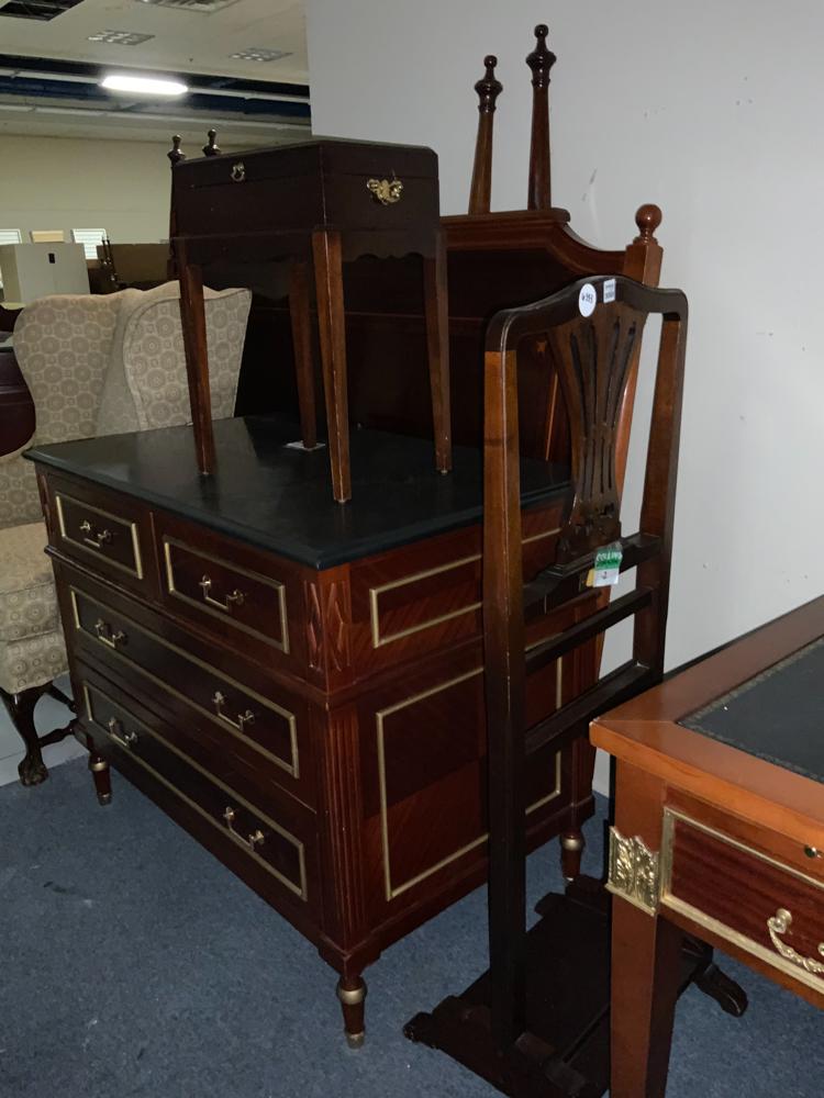 Mahogany menâ€™s valet together with a shell design box (1 of 1)