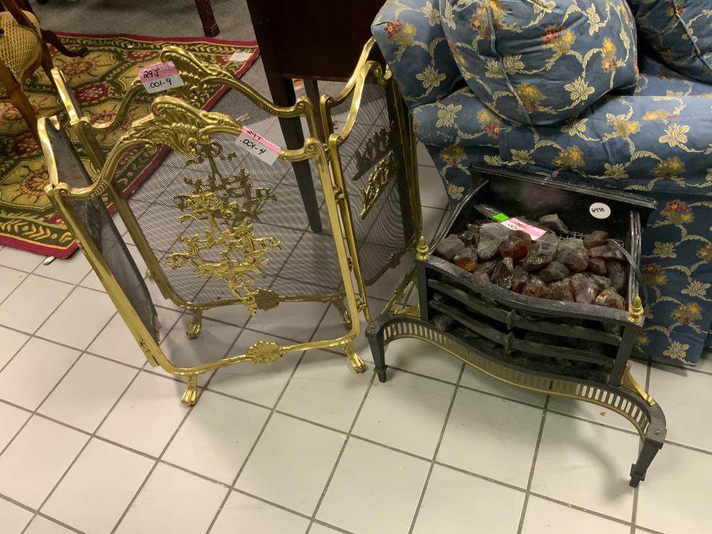 Electric fireplace together with two fire screens (1 of 1)