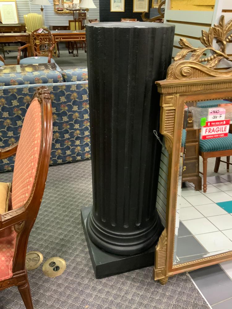 Concrete column in the form of a Roman column (1 of 1)