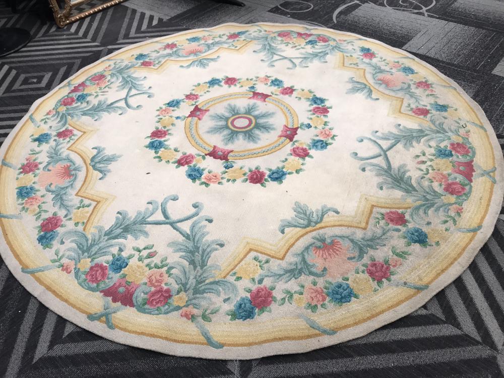 Edward Fields Floral Design Circular Rug: Edward Fields circular rug, floral design, 8' 11" diameter.