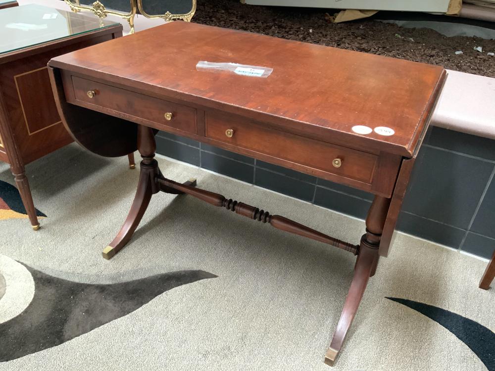 Duncan Phyfe Style Drop Leaf Table: Duncan Phyfe-style drop-leaf table.
