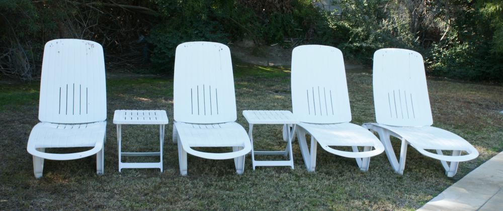 Group of Pool Patio Lounge Chairs and Tables: Group of four pool patio lounge chairs and two tables. Provenance: Collection of Elvis Presley honeymoon home contents.
