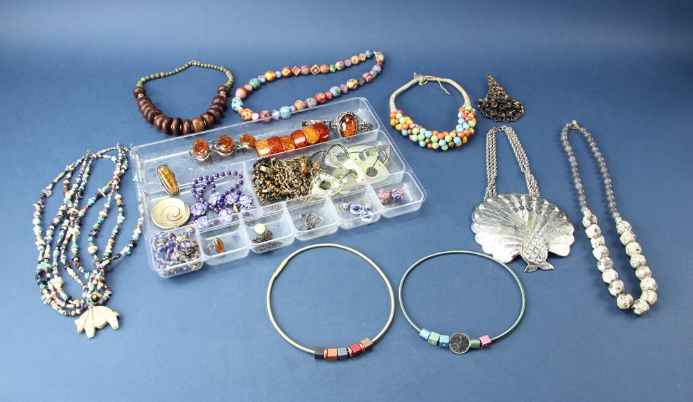 Costume Jewelry Lot: Costume jewelry lot. PLEASE NOTE: payment for silver, gold, jewelry, and coins must be made via PayPal, cash, or bank wire transfer ONLY. Provenance: Estate of Carol Z. Stone.