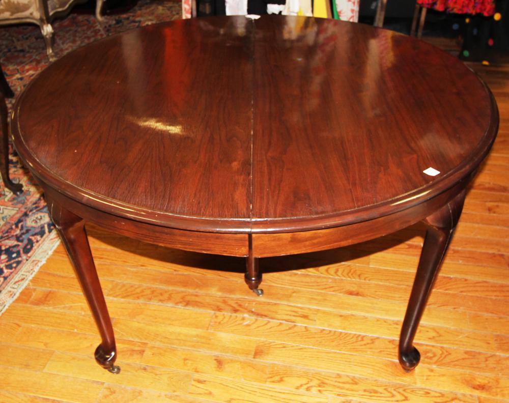 Queen Anne Style Round Table, Mahogany: Queen Anne-style round dining table, mahogany with two 9" leaves and two 14" leaves. Provenance: Other estates.