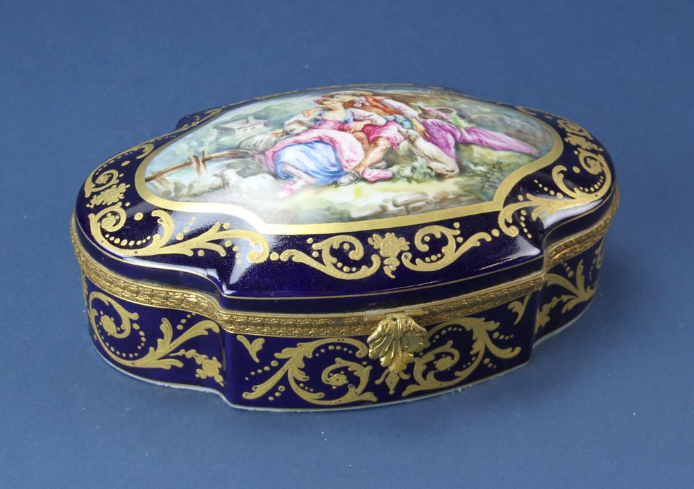 French Porcelain Box, Young Couple Design (1 of 7)