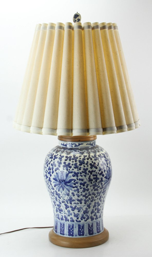 Chinese Blue and White Vase Lamp (1 of 4)