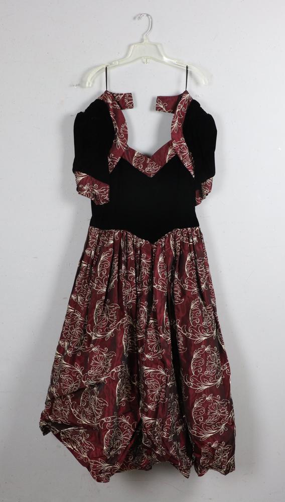 Jessica McClintock Evening Gown: Jessica McClintock maroon and black full-length evening gown, size 10/12.