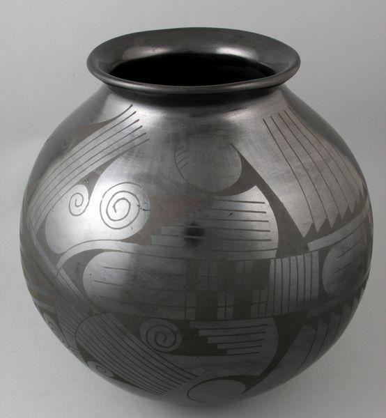 20th C. Native American Casas Grande Olla: 20th Century Native American casas grande olla, signed Jesus Pina, 11"h x 10"dia. Good condition.