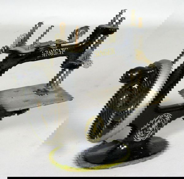 Miniature Singer Sewing Machine: Miniature Singer sewing machine, 7"h x 7"w x 3 1/4"d. Missing needle.