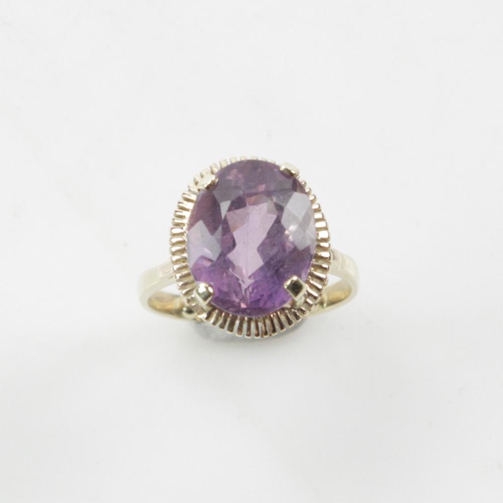 14k Yellow Gold and Amethyst Ring: 14k Yellow gold and amethyst ring, approximately 6 grams TW. (NOTICE: All jewelry including silver, gold, and silver items may only be paid for by Cash, Wire Transfer, or Certified Bank Check. The onl