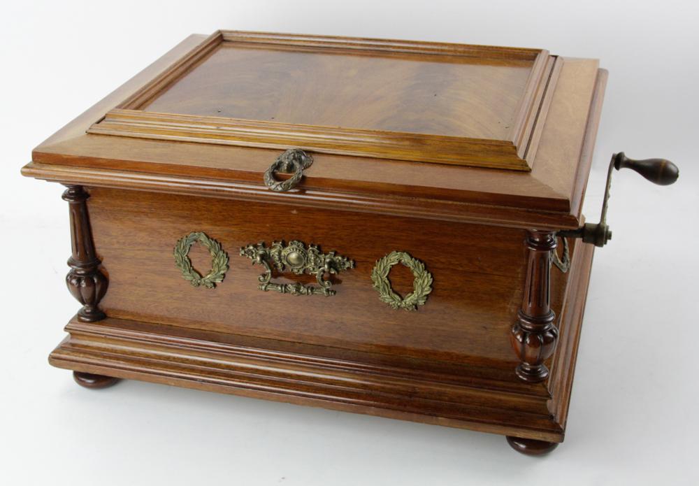 Symphonia Walnut Music Box (1 of 13)