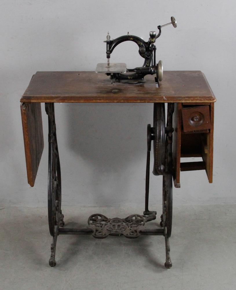 Willcox and Gibbs Oak Sewing Machine (1 of 10)
