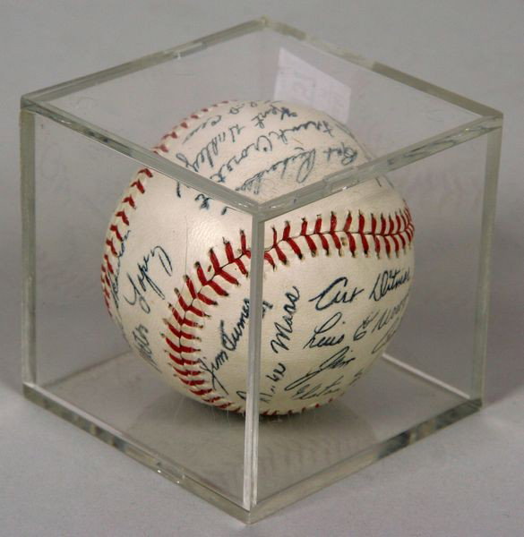New York Yankees Signed Baseball: New York Yankees team signed facsimile baseball including Casey Stengal, Mickey Mantle, Roger Maris, Elston Howard, Gil McDougald, Ralph Terry and others, housed in protective plastic case. Good condi