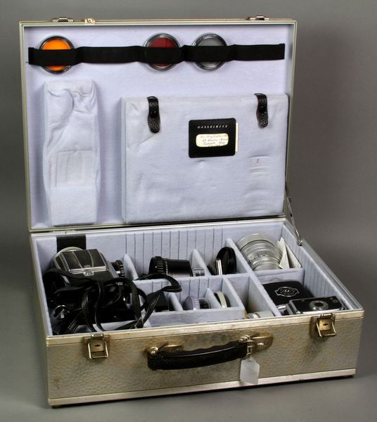 Hasselblad 500c Camera: Hasselblad 500c camera in case, with accessories, Zeiss planar 1:2,8 lens (on camera), Zeiss Sonnar 1:4 lens, Zeiss Distagon 1:4 lens, Spiratone Curvator Ultra Wide Angle Aux lens, filters, pistol gri