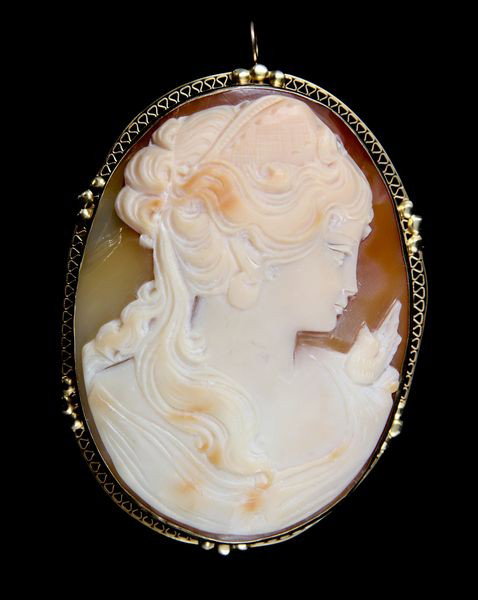 14K Gold and Shell Cameo Brooch: 14K yellow gold and shell cameo brooch/pendant, 2 1/2"h x 2"w, .8oz / 14 DWT TW.