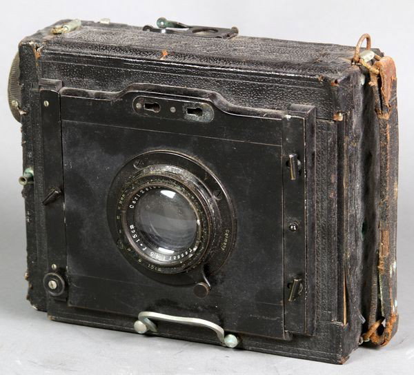Zeiss-Ikon Miroflex Camera: 1930s Zeiss-Ikon Miroflex camera with leather case. Operational condition unknown.