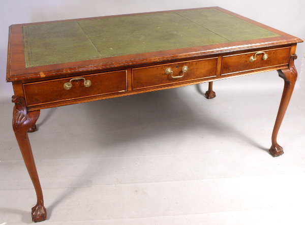 20TH CENTURY CHIPPENDALE STYLE LEATHER TOP DESK