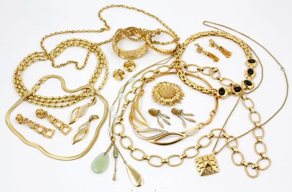 Lot of Monet Jewelry: Lot of Monet jewelry to include seven necklaces, two bracelets, five pairs of earrings, and one pin.