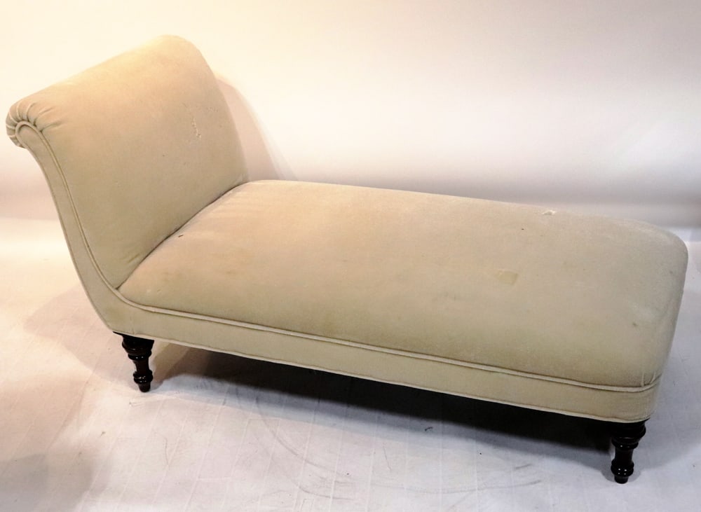 Victorian-Style Upholstered Chaise Longue (1 of 9)