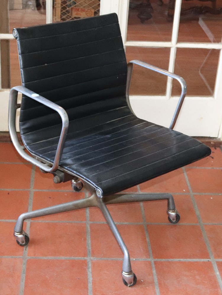 Vintage Herman Miller Desk Chair: Vintage Herman Miller desk chair. Good condition. Provenance: Wayside Estate, 118 McLain St., Bedford Corners, Mount Kisco, New York. PLEASE NOTE: Lot to be picked up from its current location in Bedf