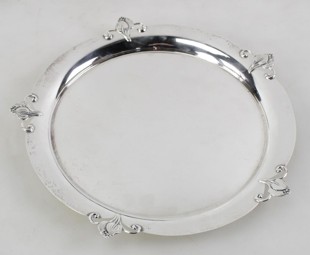 Frank Smith "Woodlily" Pattern Sterling Platter: Frank Smith "Woodlily" pattern sterling platter, 11" diameter. Approximately 15.0 troy oz TW. Provenance: Swampscott, Massachusetts collection. PLEASE NOTE: payment for silver, gold, jewelry, and coin