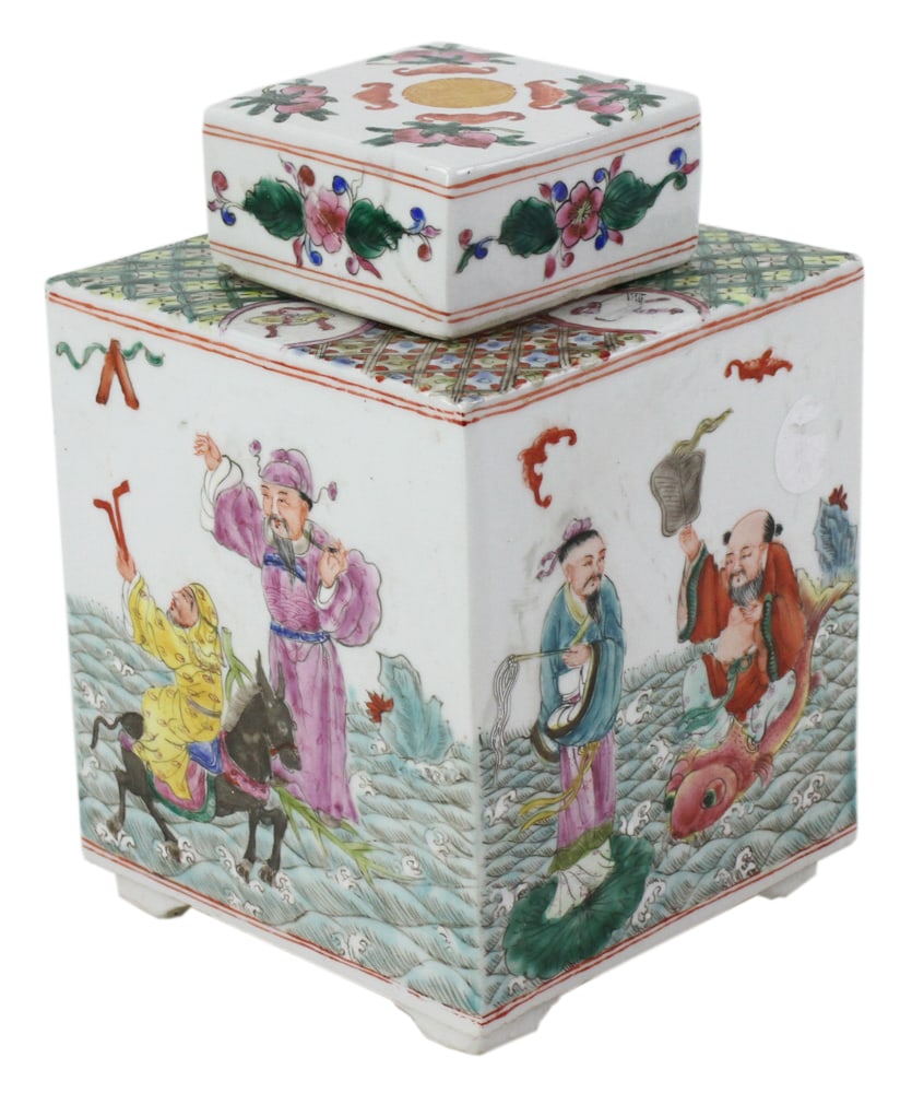 Chinese Famille Verte Covered Ginger Jar: Chinese Famille Verte covered ginger jar, 9" x 6" x 6". Good condition.