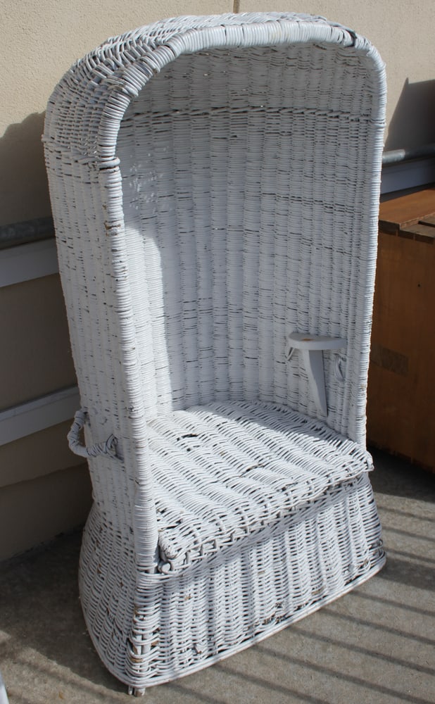 Old Wicker Corner Chair (1 of 7)