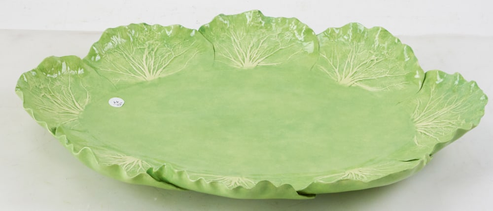 Dodie Thayer Green Lettuce Leaf Oval Platter: Dodie Thayer green lettuce leaf oval platter, 21" x 15". Small chip. Provenance: The Susie Hilfiger Collection.