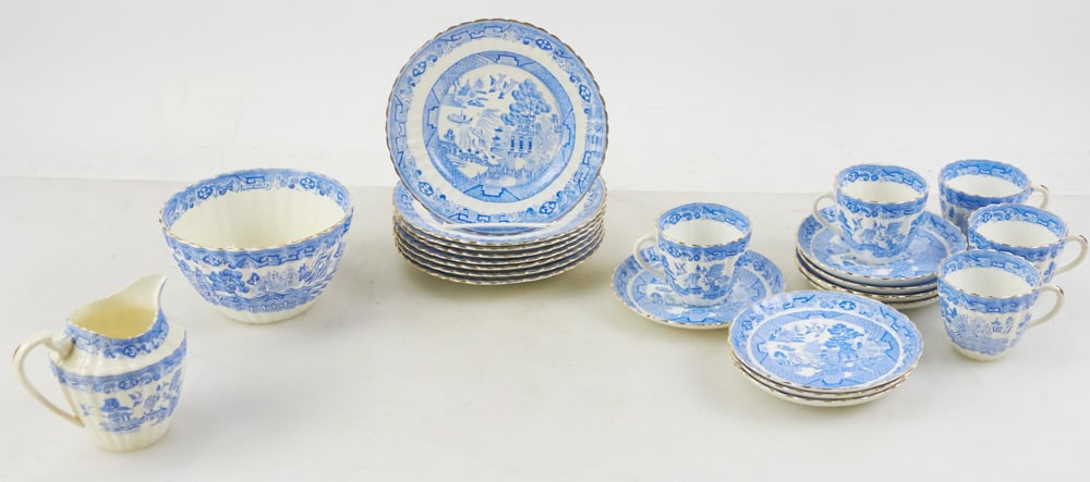 Iconic Blue Willow Pattern China Set, 19th/20thC (1 of 11)