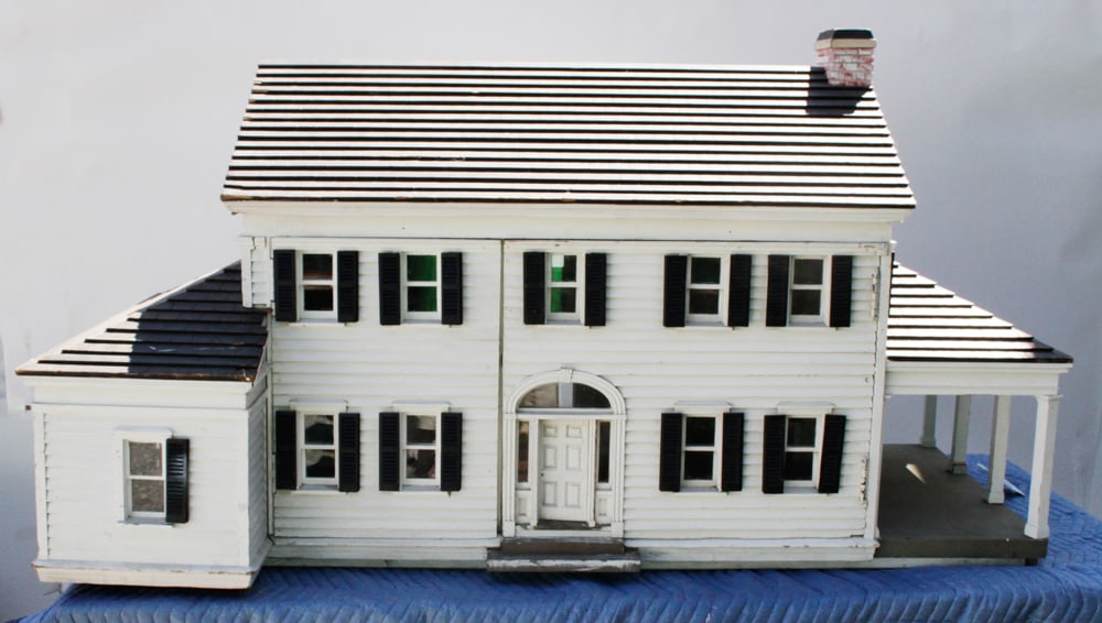 Old Model Colonial Doll House (1 of 20)