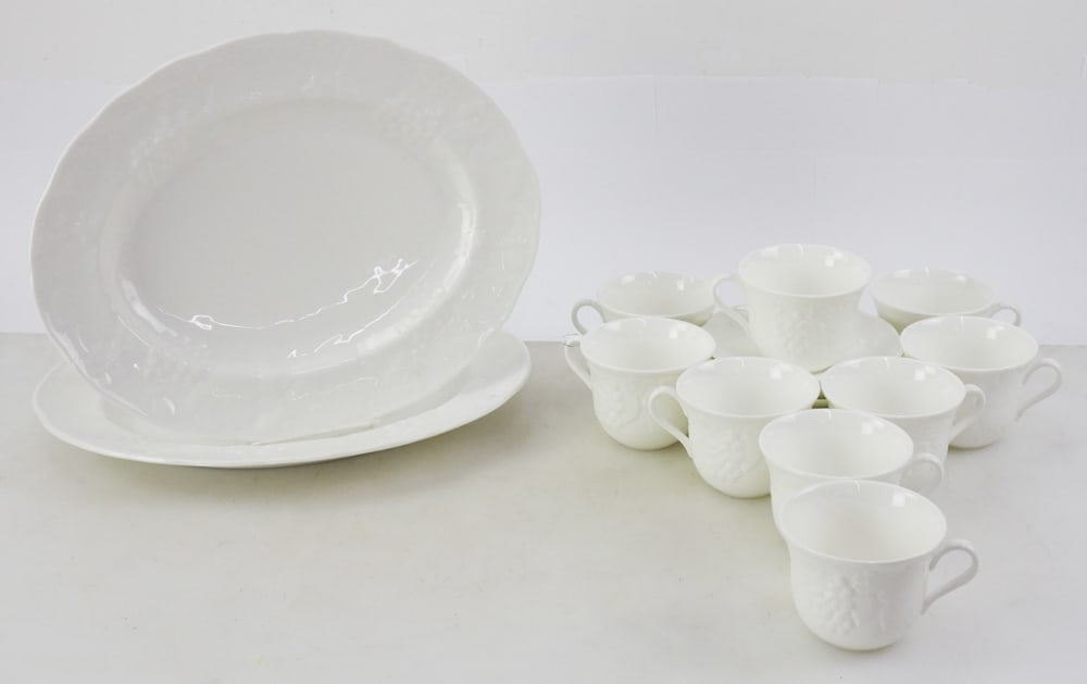 Wedgwood China, Strawberry and Vine: Wedgwood china, strawberry and vine, (27) pieces. Provenance: The Susie Hilfiger Collection.