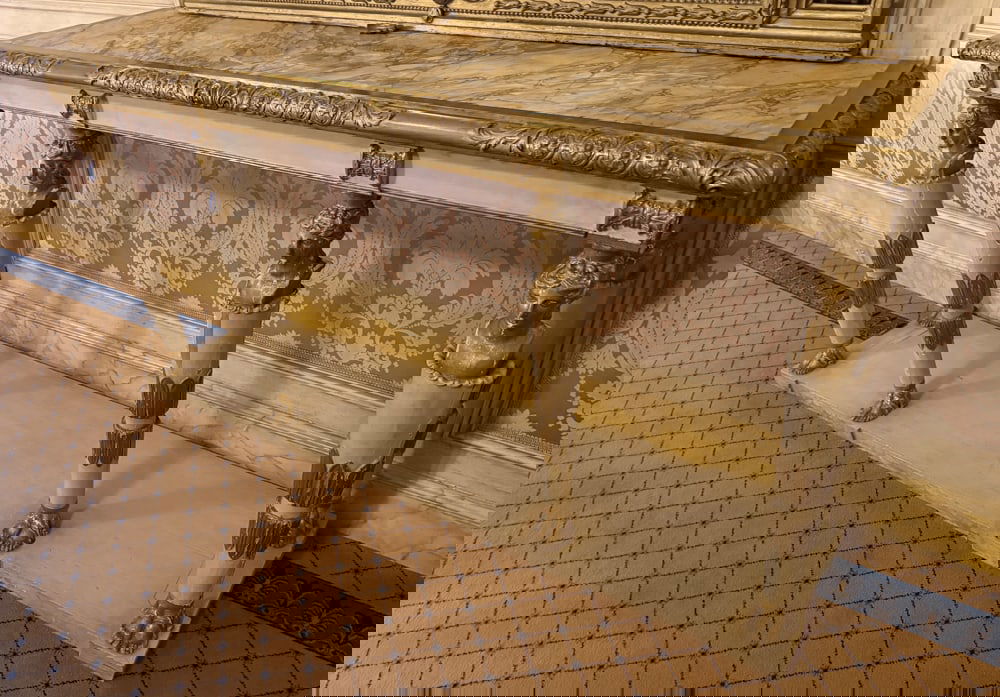 ITALIAN WHITE-PAINTED AND PARCEL-GILT SIDE TABLE (1 of 6)