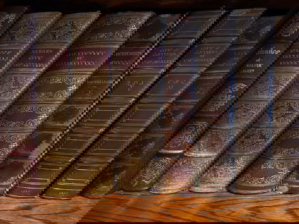 LEATHER BOUND BOOKS, BYRON, LAWRENCE, HUXLEY: LEATHER BOUND BOOKS - ONE SHELF - Byron, Lawrence, Huxley