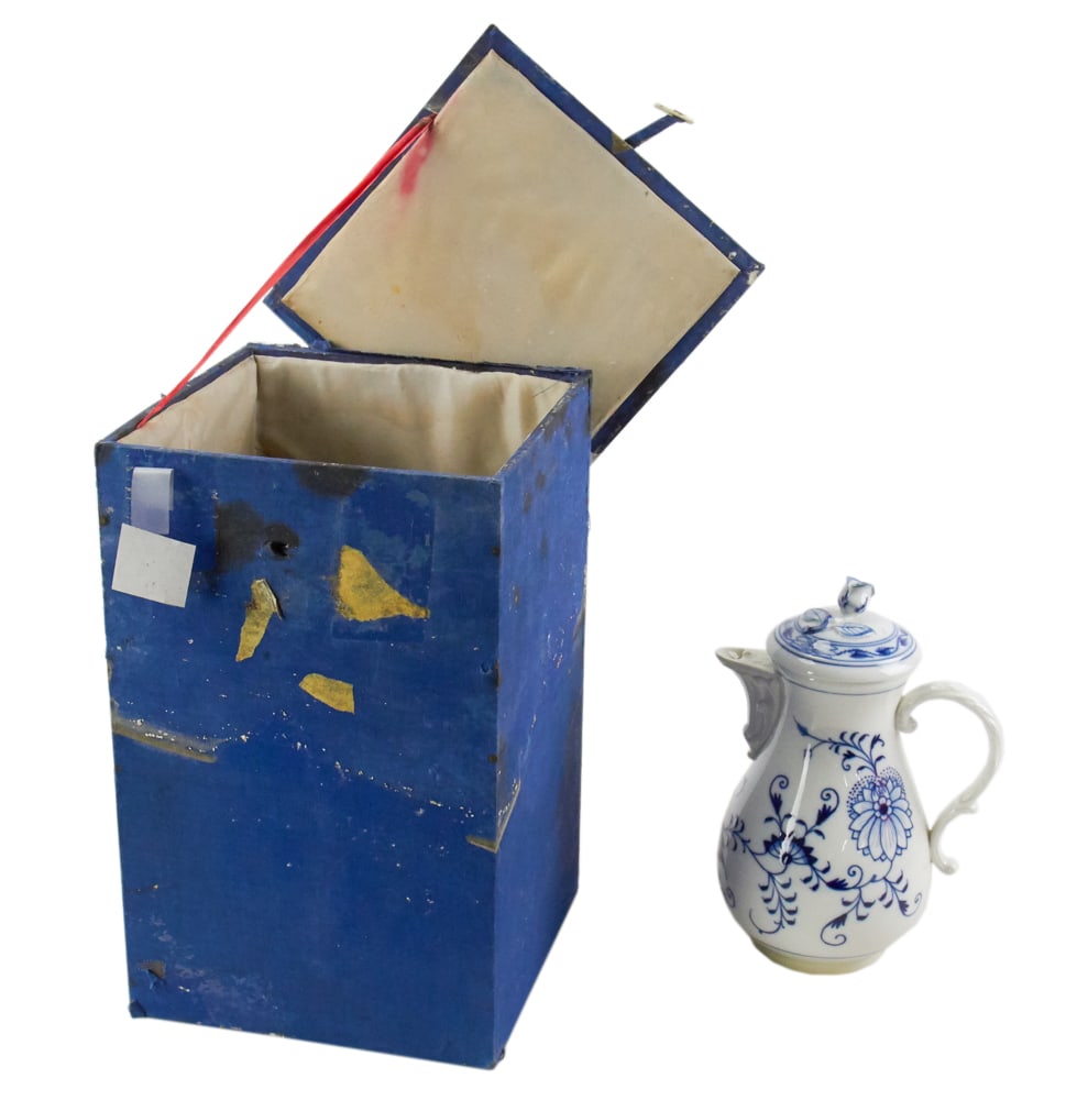 Meissen "Blue Onion" Coffee Pot: Meissen "Blue Onion" coffee pot, 9" x 6 1/2". Provenance: The Collection of Zhang Dinghuang of Atlanta, Georgia. Zhang Dinghuang 張定璜 (1895-1986), also known as Chang Feng-chu 
