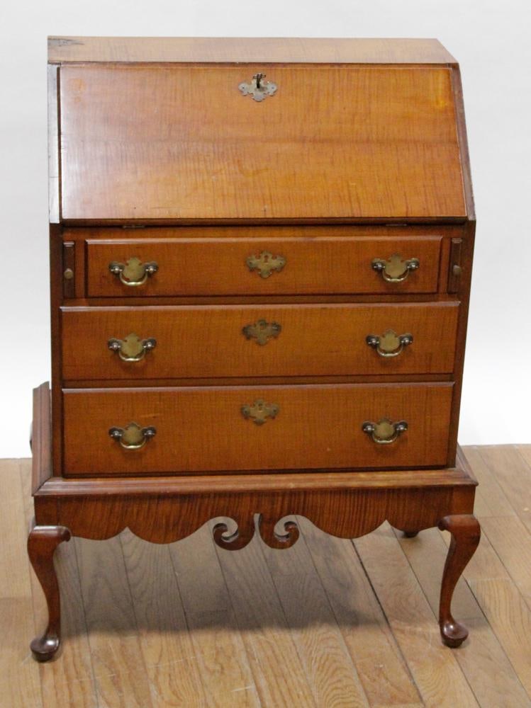 Diminutive Chippendale-style Drop-front Desk (1 of 14)