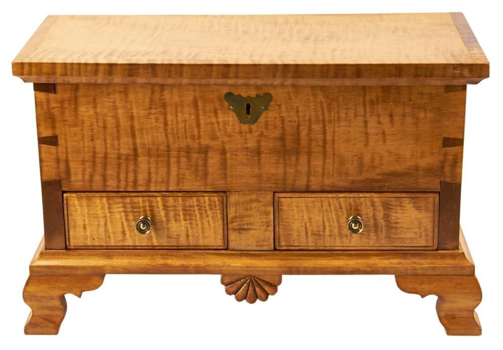 Chippendale-style Diminutive Tiger Maple Lift-top Chest (1 of 9)