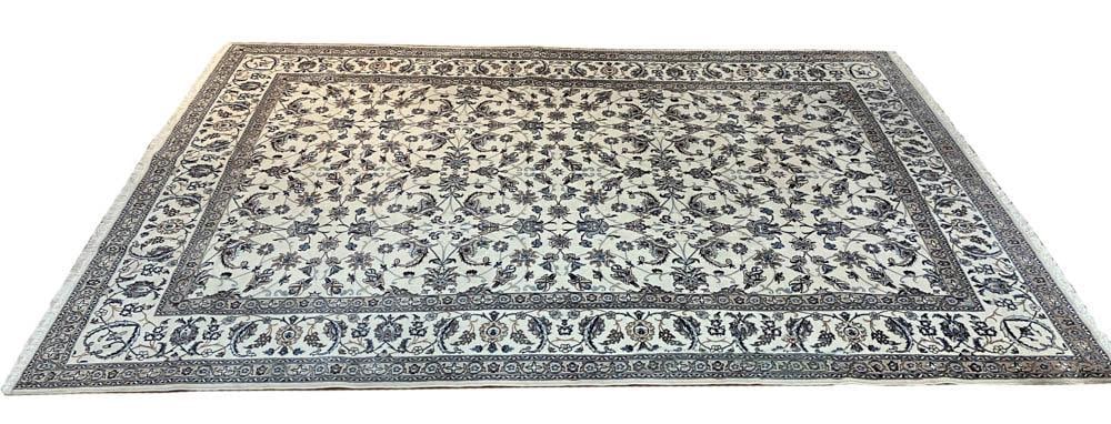 Fine Persian Rug: Fine Persian rug, 6' 4" x 9' 9".