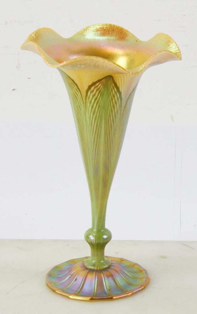 Signed Quezal Pulled Feather Vase - 4