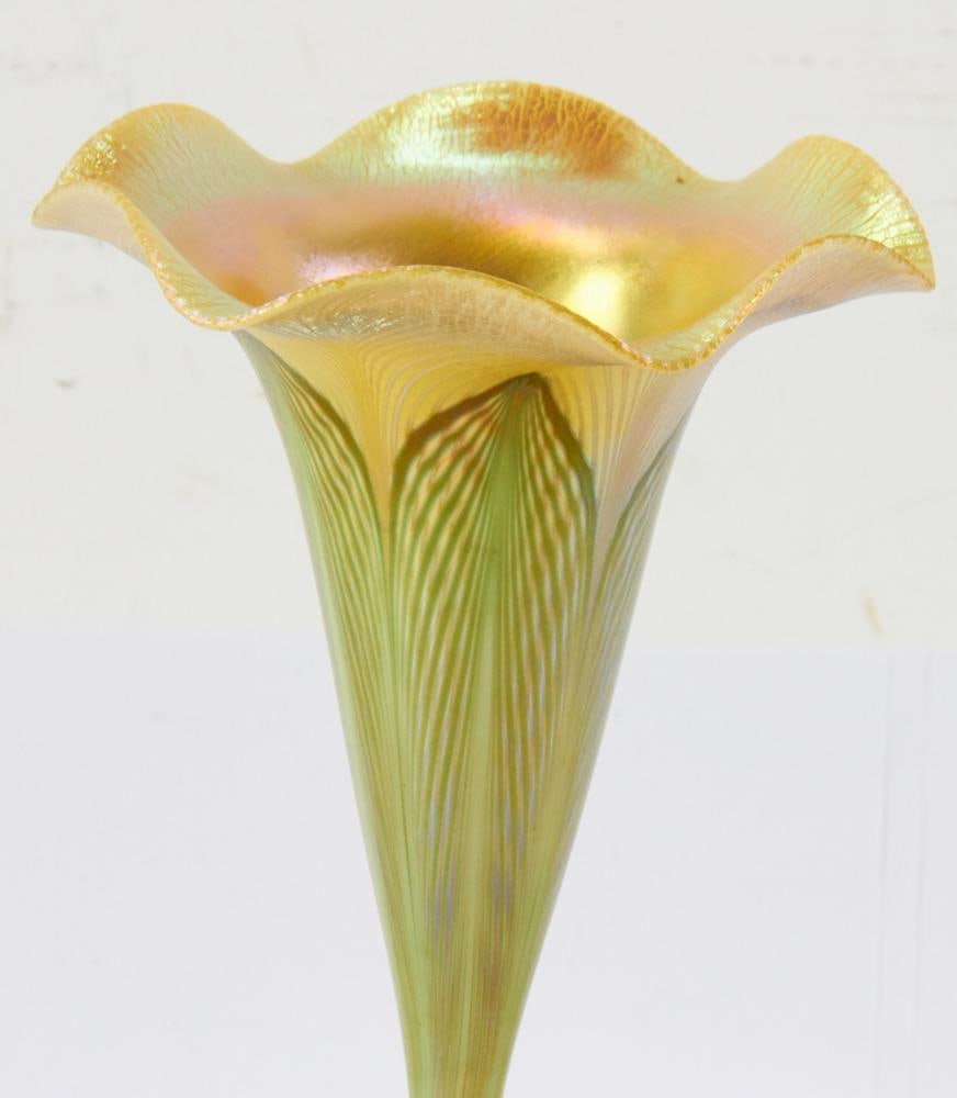 Signed Quezal Pulled Feather Vase - 5