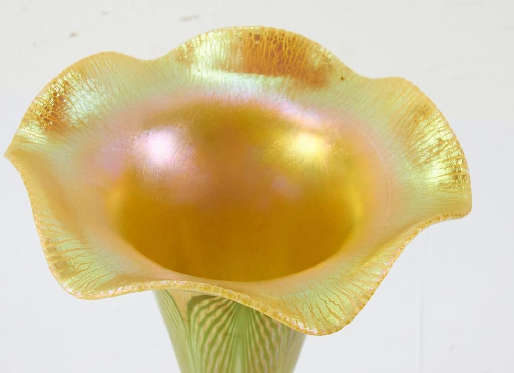 Signed Quezal Pulled Feather Vase - 7