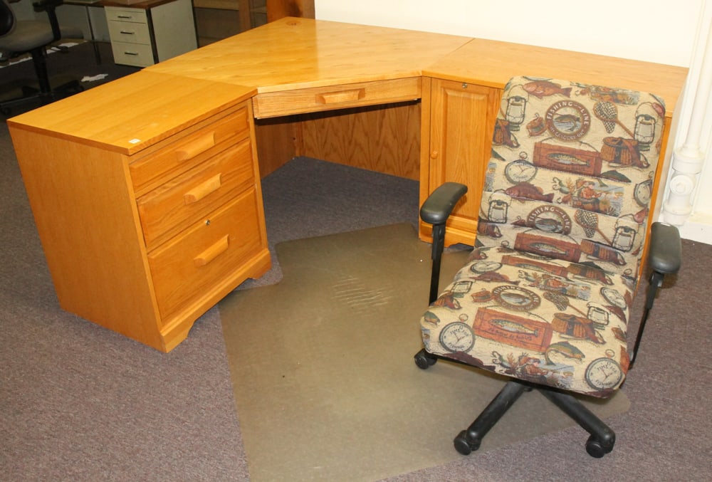 Wood Laminate Single-Pedestal Desk with Return: Wood laminate single-pedestal desk, laminate top, with return, 30" x 60". Provenance: The Second Congregational Church of Beverly, Massachusetts. PLEASE NOTE: Item to be picked up on location at the