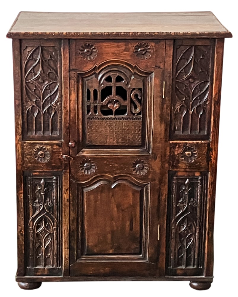 Vintage English Carved Oak Single-Door Cupboard: Vintage English carved oak single-door cupboard, 37 1/2" H x 29" W x 19" D. Provenance: Lexington, Massachusetts collection. PLEASE NOTE: Item to be picked up in place in Lexington, Massachusetts.