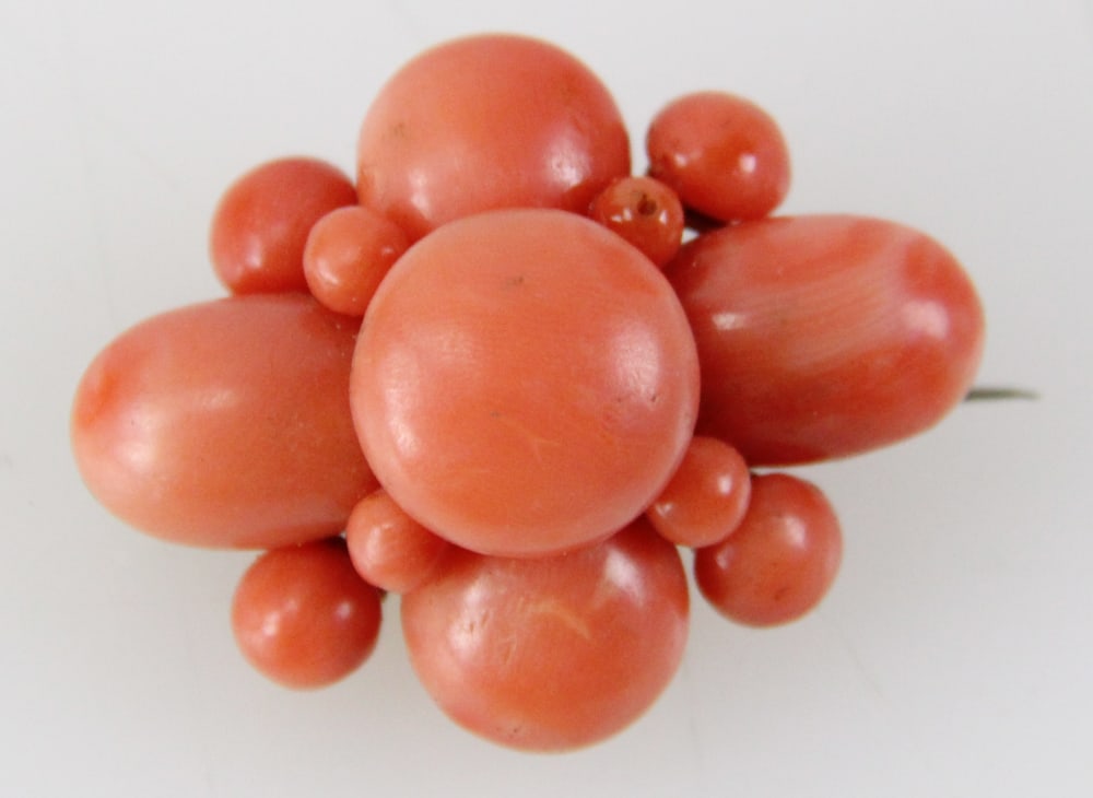 18k Gold Oval Coral Pin: 18k gold and oval coral pin. Approximately 11.19 grams TW with stones. Provenance: Miami Beach, Florida collection. PLEASE NOTE: payment for silver, gold, jewelry, and coins must be made via wire