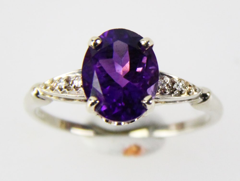 14k Gold Oval Amethyst Ring: 14k gold and oval amethyst ring, size 8 1/2. Approximately 2.80 grams TW with stone. Provenance: Miami Beach, Florida collection. PLEASE NOTE: payment for silver, gold, jewelry, and coins must be