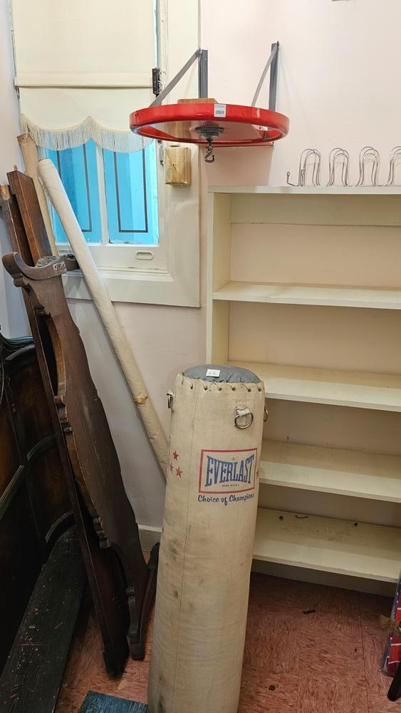 Everlast Gym Punching Bag (1 of 1)