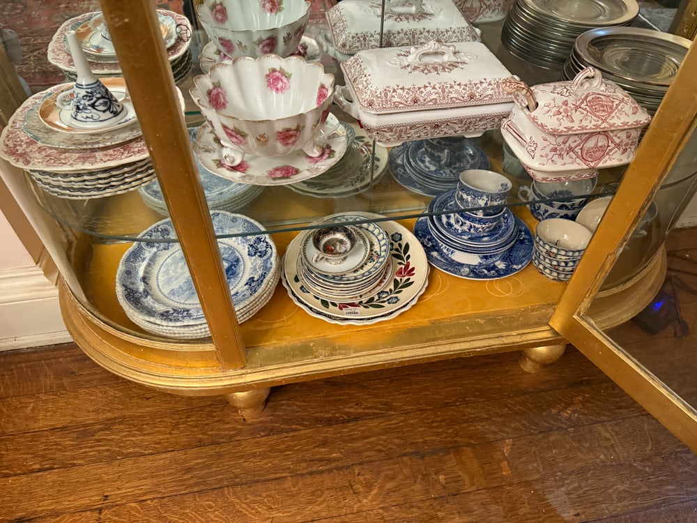 Assorted China Pieces: Assorted china pieces. NOTE: Item to be picked up at 64 East 80th St., New York, NY. Deadline for pick-up is July 31st. Please call our front desk at 978-927-2223 to schedule pick-up.