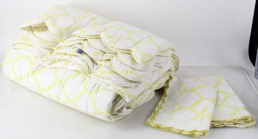 Rare Italian Pratesi King-Size Duvet: Rare Italian Pratesi king-size duvet with three scalloped edging pillow shams. Founded in 1906 in Florence, Italy, by Remigio Pratesi, the company began with a single set of hand-woven linens Remigio 