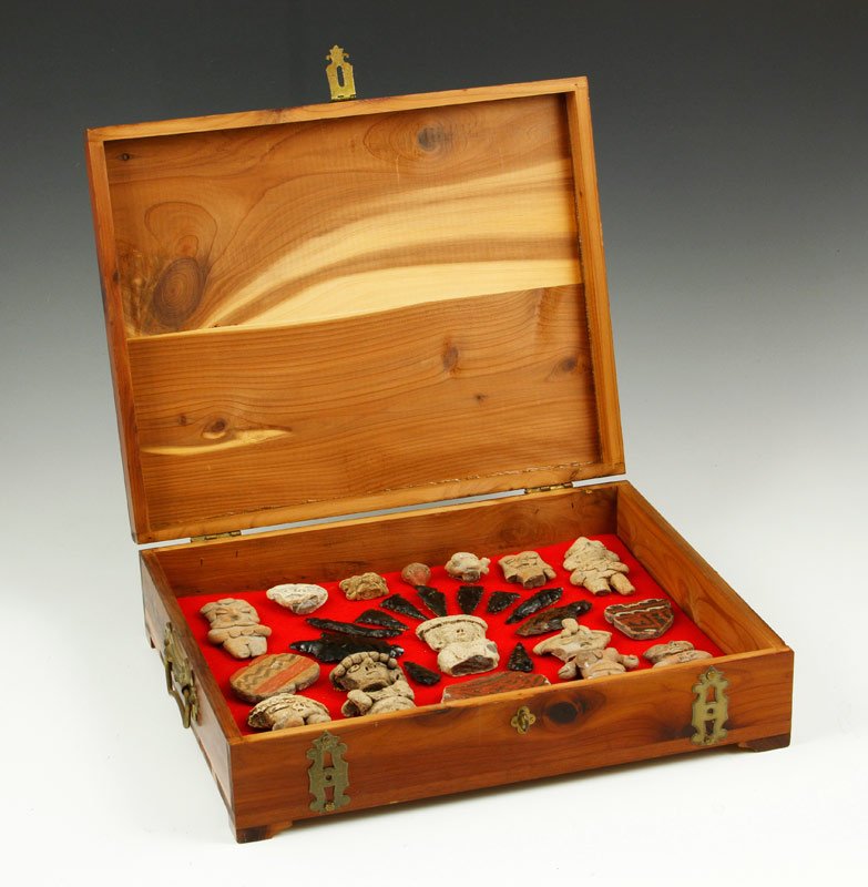 Pre-Columbian Miniature Figures with Obsidian Arrow: Pre-Columbian miniature figures, obsidian arrow heads, in cedar box.